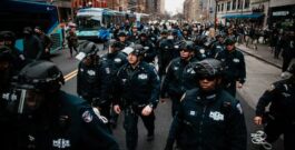 Una protesta antiislámica en Manhattan termina con explosivos, detenidos y cierre de calles