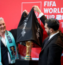 El alcalde Zohran Mamdani recibe replica del trofeo del Mundial de Fútbol