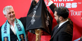 El alcalde Zohran Mamdani recibe replica del trofeo del Mundial de Fútbol
