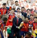 Eñ Rey Felipe VI alza la Copa del Mundo en Nueva York ante una España entregada