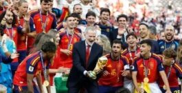 Eñ Rey Felipe VI alza la Copa del Mundo en Nueva York ante una España entregada