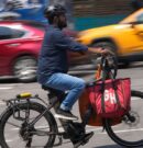 Justicia para los deliveristas: la ciudad devuelve $104 millones en propinas confiscadas