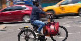 Justicia para los deliveristas: la ciudad devuelve $104 millones en propinas confiscadas