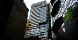 Un rascacielos de Manhattan es declarado estable tras doblarse dos de sus columnas principales