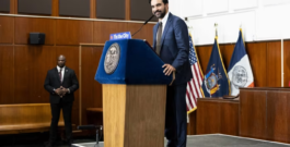 El alcalde Mamdani encabeza la graduación de oficiales de libertad condicional en Queens