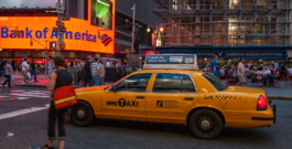 Nueva York propone eliminar multas de hasta 200 dólares para aliviar la carga económica de 180.000 taxistas