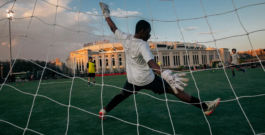 El fútbol nocturno gratuito llegó para quedarse: Nueva York extiende el programa «Open Play» hasta 2027