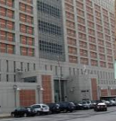 Hombre herido por agentes de ICE permanece detenido con una bala alojada en el cuello y sin atención médica adecuada